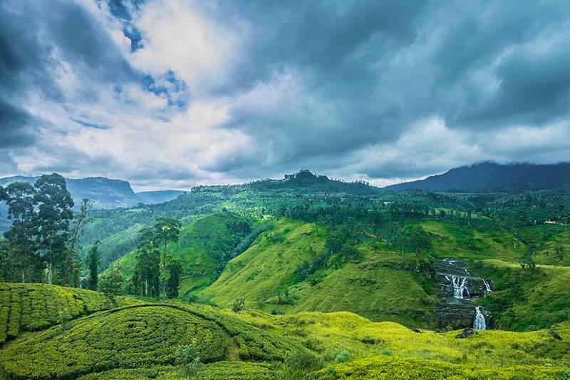 mountains in central highlands Mountains in middle of sri lanka with green views